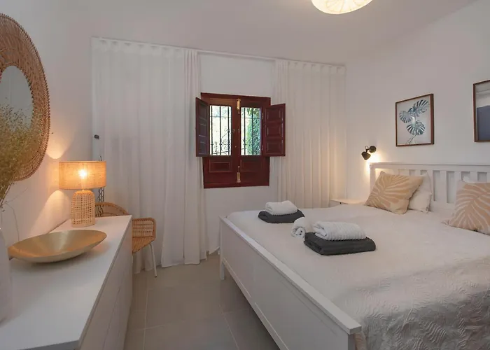 Oasis De Capistrano, Calle Palmas 24 B *